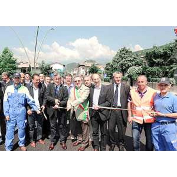 Renzo Tondo (Presidente Friuli Venezia Giulia) e Riccardo Riccardi (Assessore regionale Viabilità e Trasporti) a Villa Santina all'inaugurazione della rotatoria all'incrocio tra le strade verso Passo della Mauria e verso Forni Avoltri e Sappada. (Villa Santina 28/06/10)
