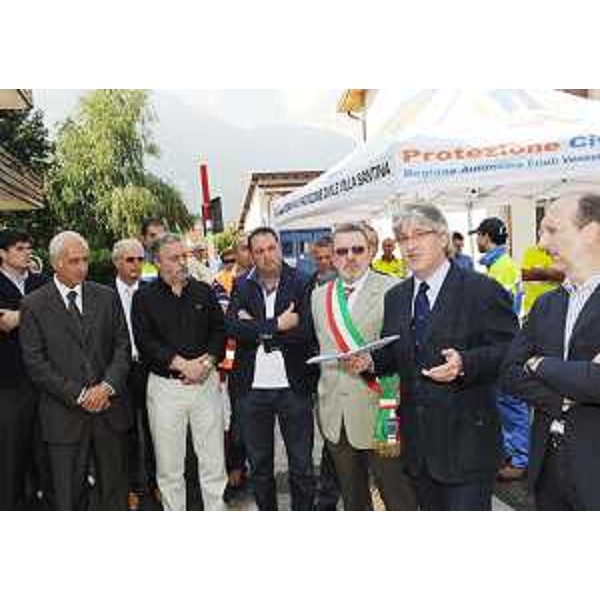 Renzo Tondo (Presidente Friuli Venezia Giulia) e Riccardo Riccardi (Assessore regionale Viabilità e Trasporti) a Villa Santina all'inaugurazione della rotatoria all'incrocio tra le strade verso Passo della Mauria e verso Forni Avoltri e Sappada. (Villa Santina 28/06/10)