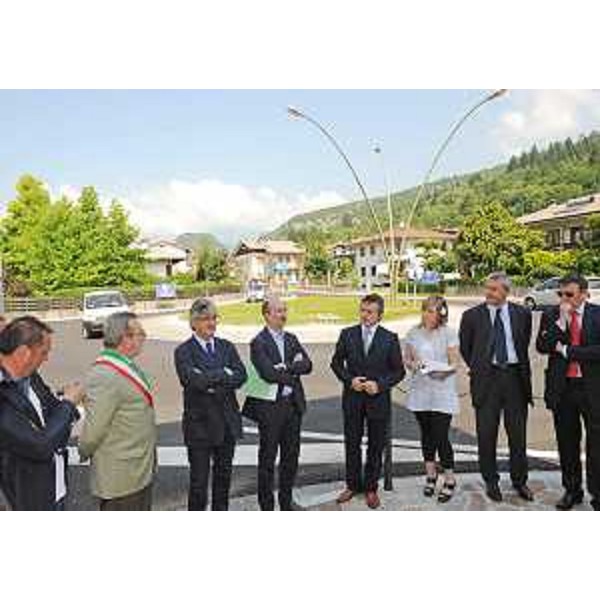 Renzo Tondo (Presidente Friuli Venezia Giulia) e Riccardo Riccardi (Assessore regionale Viabilità e Trasporti) a Villa Santina all'inaugurazione della rotatoria all'incrocio tra le strade verso Passo della Mauria e verso Forni Avoltri e Sappada. (Villa Santina 28/06/10)