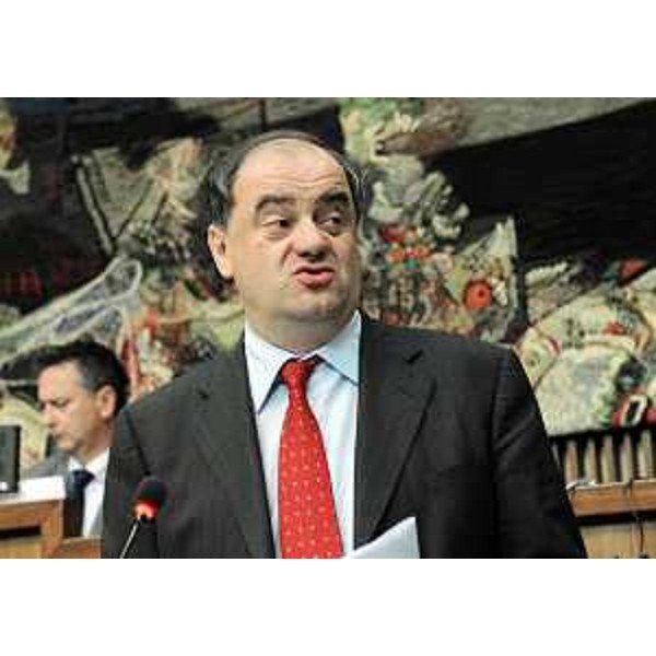Roberto Molinaro (Assessore regionale Istruzione, Formazione e Cultura, delegato Politiche per la Famiglia) in Consiglio regionale. (Trieste 29/06/10)