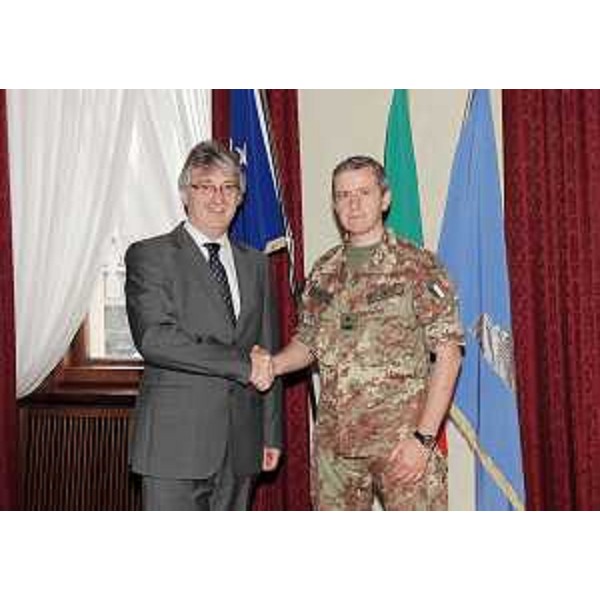 Renzo Tondo (Presidente Friuli Venezia Giulia) saluta il generale Giovanni Fungo, comandante Brigata di cavalleria "Pozzuolo del Friuli", in Consiglio regionale. (Trieste 30/06/10)
