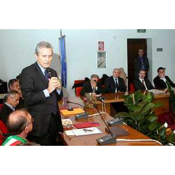 Riccardo Illy (Presidente Regione Friuli Veneizia Giulia) con Roberto Antonaz (Assessore regionale all’istruzione, cultura, sport e pace), Francesco Rutelli (Vicepresidente del Consiglio e Ministro per i Beni e le Attività Culturali),Alviano Scarel (Sindaco di Aquileia) e i Consiglieri Regionali e gli Amministratori locali ritratti in occasione dell'inconrto per il rilancio di Aquileia (Aquileia 20/11/06)