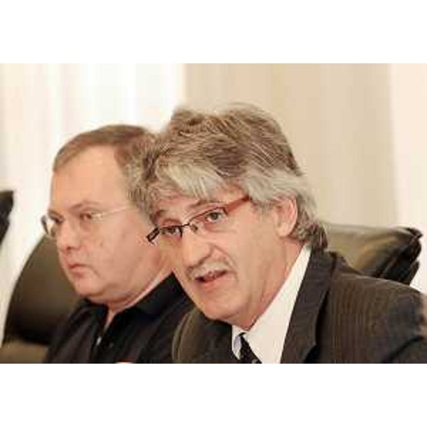 Andrea Garlatti (Assessore regionale Funzione pubblica) e Renzo Tondo (Presidente Friuli Venezia Giulia) nel corso della riunione straordinaria della Giunta regionale, in Consiglio regionale. (Trieste 01/06/10)