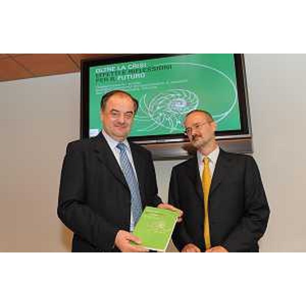 Roberto Molinaro (Assessore regionale Cultura) ed Enzo Forner (Vice presidente IRES) alla presentazione del Rapporto "Oltre la crisi. Effetti e riflessioni per il futuro" dell'Osservatorio sulle trasformazioni economiche e sociali del Friuli Venezia Giulia, realizzato dall'IRES FVG (Istituto di Ricerche Economiche e Sociali). (Udine 02/07/10)