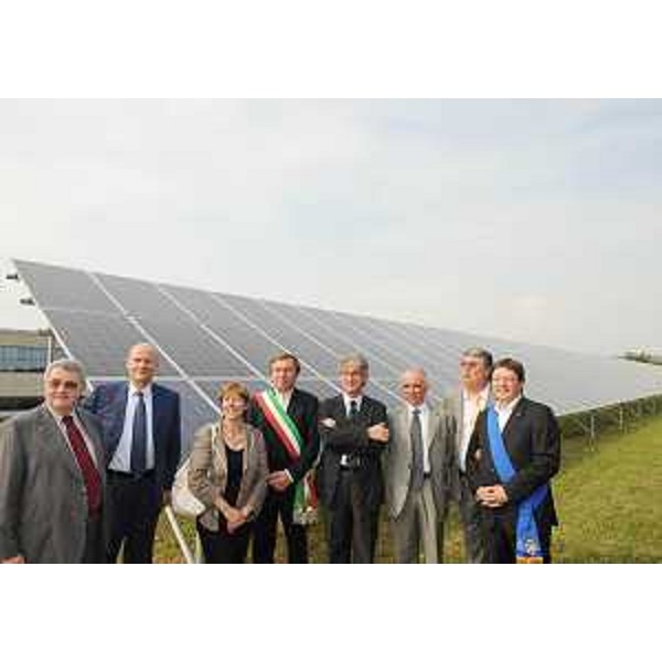 Renzo Tondo (Presidente Friuli Venezia Giulia), Maria Augusta Marrosu (Prefetto Gorizia), Enrico Gherghetta (Presidente Provincia Gorizia), Roberto Fontanot (Sindaco Ronchi dei Legionari) e Federico Marescotti (Amministratore delegato Friulia) all'inaugurazione del nuovo impianto fotovoltaico d'avanguardia realizzato dalla società MW.FEP. (Ronchi dei Legionari 02/07/10)
