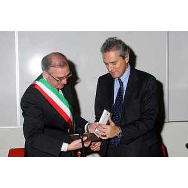Francesco Rutelli (Vicepresidente del Consiglio e Ministro per i Beni e le Attività Culturali) con Alviano Scarel (Sindaco di Aquileia) ritratti in occasione dell'inconrto per il rilancio di Aquileia (Aquileia 20/11/06)