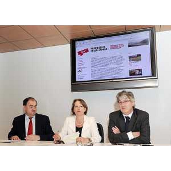 Roberto Molinaro (Assessore regionale Cultura), Cristiana Compagno (Rettore Università Udine) e Renzo Tondo (Presidente Friuli Venezia Giulia) alla presentazione del progetto sulla Repubblica della Carnia. (Udine 05/07/10)