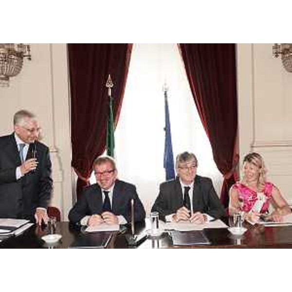 Alessandro Giacchetti (Commissario Governo e Prefetto Trieste), Roberto Maroni (Ministro Interni), Renzo Tondo (Presidente Friuli Venezia Giulia) e Federica Seganti (Assessore regionale Sicurezza) al tavolo per la firma del secondo Protocollo d'intesa in materia di sicurezza urbana e territoriale, in Prefettura a Trieste. (Trieste 05/07/10)