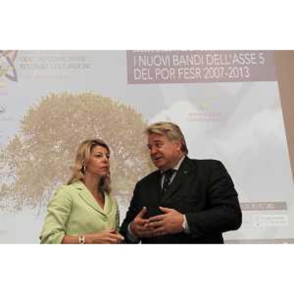 Federica Seganti (Assessore regionale Relazioni internazionali e comunitarie) ed Elio De Anna (Assessore regionale Ambiente e Lavori pubblici) al workshop dedicato ai finanziamenti a favore delle grandi, piccole e medie imprese e degli Enti locali sui nuovi bandi dell'Asse 5 del POR-FESR 2007/2013. (Udine 06/07/10)