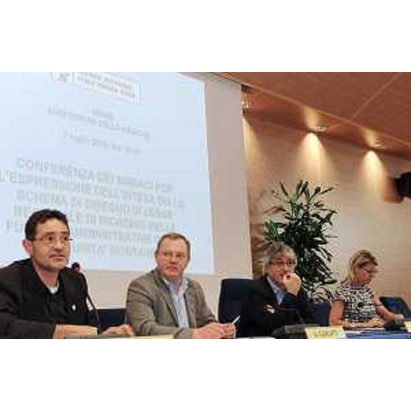 Guido Germano Pettarin (Assessore comunale Bilancio e Finanze Gorizia), Andrea Garlatti (Assessore regionale Funzione pubblica), Renzo Tondo (Presidente Friuli Venezia Giulia) e Federica Seganti (Assessore regionale Autonomie locali) alla Conferenza dei sindaci per la legge di riordino delle funzioni amministrative delle Comunità montane. (Udine 07/07/10)