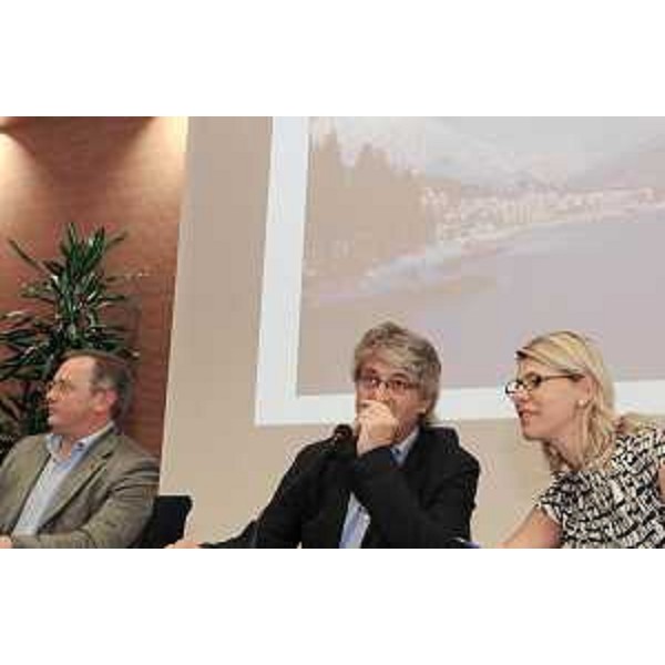 Andrea Garlatti (Assessore regionale Funzione pubblica), Renzo Tondo (Presidente Friuli Venezia Giulia) e Federica Seganti (Assessore regionale Autonomie locali) alla Conferenza dei sindaci per la legge di riordino delle funzioni amministrative delle Comunità montane. (Udine 07/07/10)