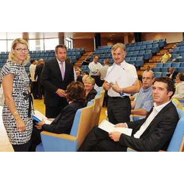 Federica Seganti (Assessore regionale Autonomie locali) con sindaci di Comuni montani del FVG alla Conferenza dei sindaci per la legge di riordino delle funzioni amministrative delle Comunità montane. (Udine 07/07/10)