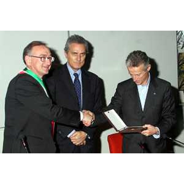 Riccardo Illy (Presidente Regione Friuli Veneizia Giulia) con Francesco Rutelli (Vicepresidente del Consiglio e Ministro per i Beni e le Attività Culturali) e Alviano Scarel (Sindaco di Aquileia) ritratti in occasione dell'inconrto per il rilancio di Aquileia (Aquileia 20/11/06)