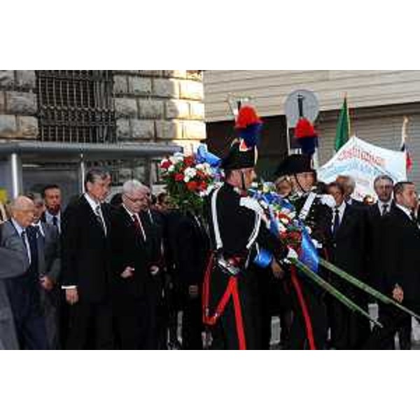 I Presidenti Giorgio Napolitano, Danilo Turk ed Ivo Josipovic, Capi di Stato di Italia, Slovenia e Croazia, depongono una corona di fiori davanti all’ex hotel Balkan a Trieste. (Trieste, 13/07/2010)