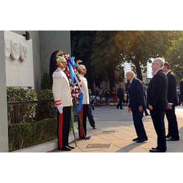 I Presidenti Giorgio Napolitano, Danilo Turk ed Ivo Josipovic, Capi di Stato di Italia, Slovenia e Croazia, depongono una corona di fiori davanti al Monumento all’Esodo, in piazzza Libertà a Trisete. (Trieste, 13/07/2010)