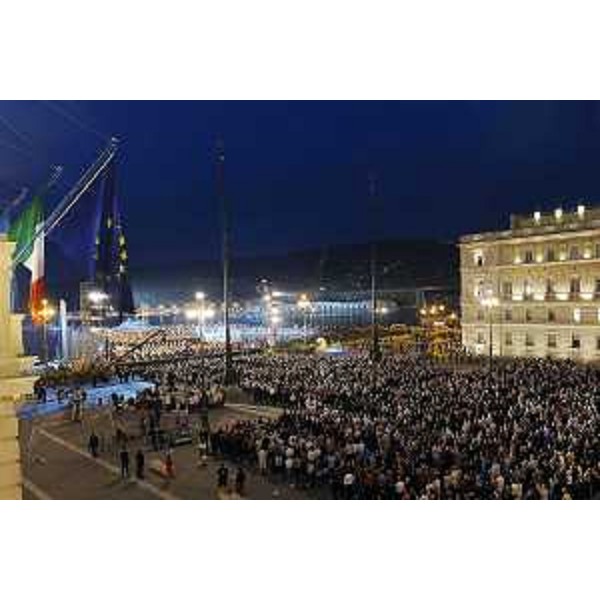 Il concerto “Le vie dell’Amicizia” in piazza Unità d’Italia a Trieste. (Trieste, 13/07/2010)