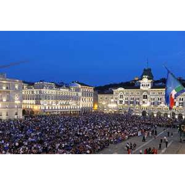 La piazza Unità d'Italia gremita per il concerto “Le vie dell’Amicizia”. (Trieste, 13/07/2010)