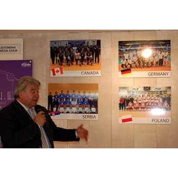 Elio De Anna (Assessore regionale Attività sportive) durante l'inaugurazione dell’info point Casa Mondiali. (Trieste, 13/07/2010)