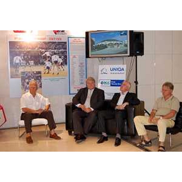 Elio De Anna (Assessore Regionale Attività sportive), Emilio Felluga (Presidente regionale CONI), Giorgio Tirel (responsabile esecutivo manifestazione) e Duilio Bunello (Presidente regionale Federvolley). (Trieste, 13/07/2010)