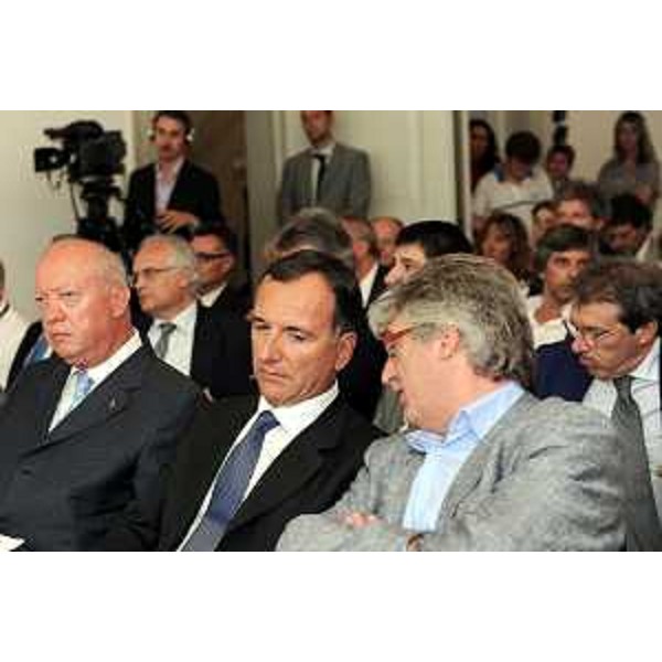 Renzo Tondo (Presidente della regione Friuli Venezia Giulia) con Franco Frattini (Ministro degli Affari Esteri) ed Alessandro Calligaris (Presidente Confindustria FVG) alla Tavola rotonda sul tema "Internazionalizzazione dell'impresa". (Udine, 15/07/2010)