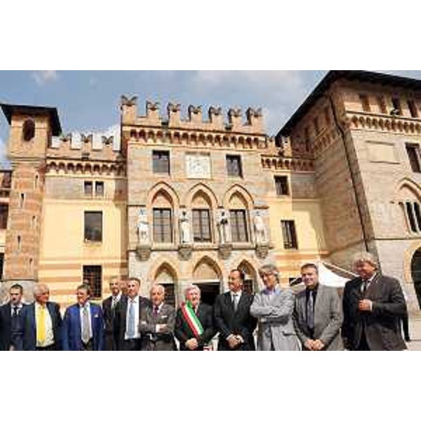 Autorità davanti al castello di Pielungo di Vito d'Asio, tra cui Franco Frattini (Ministro degli Affari Esteri), Renzo Tondo (Presidente della regione Friuli Venezia Giulia) ed Elio De Anna (Assessore regionale Ambiente e Sport). (Pielungo, 15/07/2010)