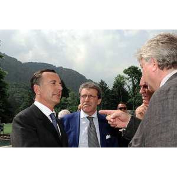 Franco Frattini (Ministro degli Affari Esteri) mentre parla con Elio De Anna (Assessore regionale Ambiente e Sport) ed Isidoro Gottardo (parlamentare PdL). (Pielungo, 15/07/2010)