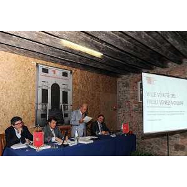 La presentazione del catalogo on line ville e dimore storiche cui ha partecipato anche l'assessore regionale Cultura Roberto Molinaro. (Trivignano Udinese, 15/07/2010)