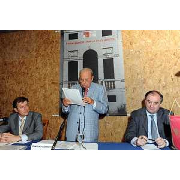 Roberto Molinaro (Assessore regionale alla Cultura), Giancarlo Bagarotto (vicepresidente IRVV) e Roberto Fedele (Sindaco Trivignano Udinese) durante la presentazione del catalogo on line ville e dimore storiche, svoltasi a Villa Elodia. (Trivignano Udinese, 15/07/2010)