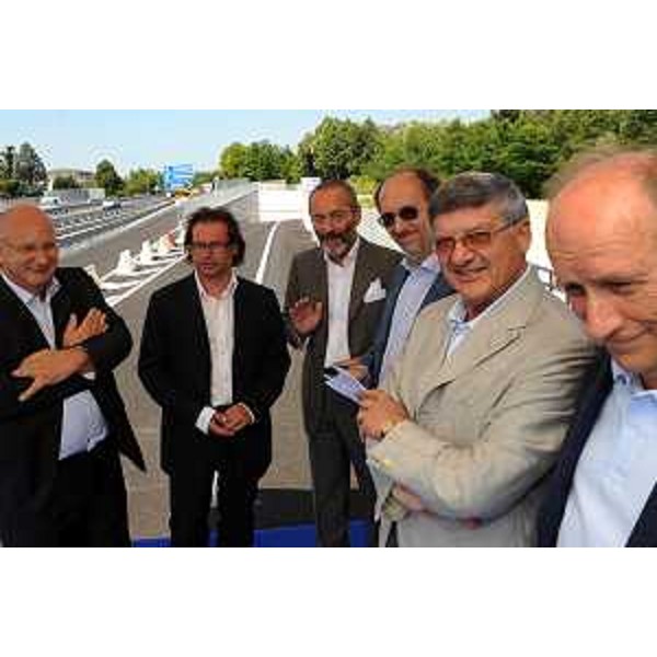 Riccardo Riccardi (Assessore regionale Viabilità) con gli amministratori locali alla cerimonia di apertura del sottopasso di Zoppola. (Zoppola, 20/07/2010) 