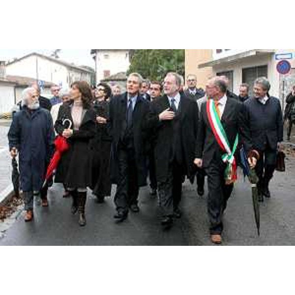 Francesco Rutelli (Vicepresidente del Consiglio e Ministro per i Beni e le Attività Culturali) con Alviano Scarel (Sindaco di Aquileia), i Consiglieri Regionali e gli Amministratori Locali ritratti in occasione dell'inconrto per il rilancio di Aquileia (Aquileia 20/11/06)