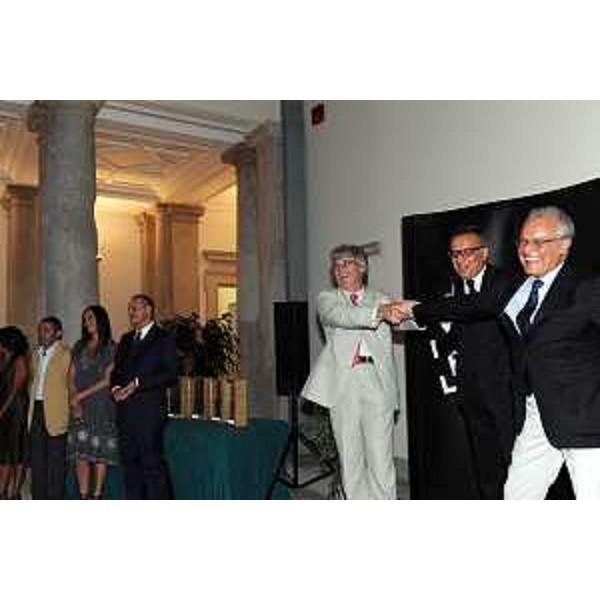 Renzo Tondo (Presidente della Regione Friuli Venezia Giulia) con Giovanni Marzini (Caporedattore sede Rai Trieste) e Mauro Mazza (direttore Rai Uno) alla cerimonia con i vincitori del Premio giorrnalistico Luchetta 2010. (Trieste, 21/07/2010) 
