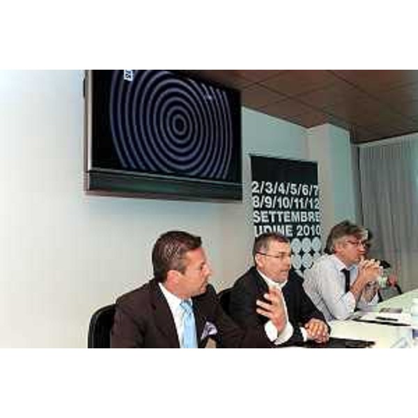 Renzo Tondo (Presidente della Regione Friuli Venezia Giulia) con i consiglieri regionali Mario Blasoni ed Alessandro Colautti, durante la conferenza stampa di presentazione del programma di Bianco&Nero. (Udine, 23/07/2010) 