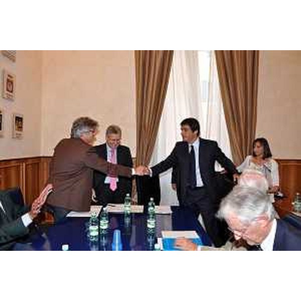 Renzo Tondo (Presidente della Regione Friuli Venezia Giulia) stringe la mano all'on. Raffaele Fitto (Ministro per i Rapporti con le Regioni). (Roma, 22/07/2010)