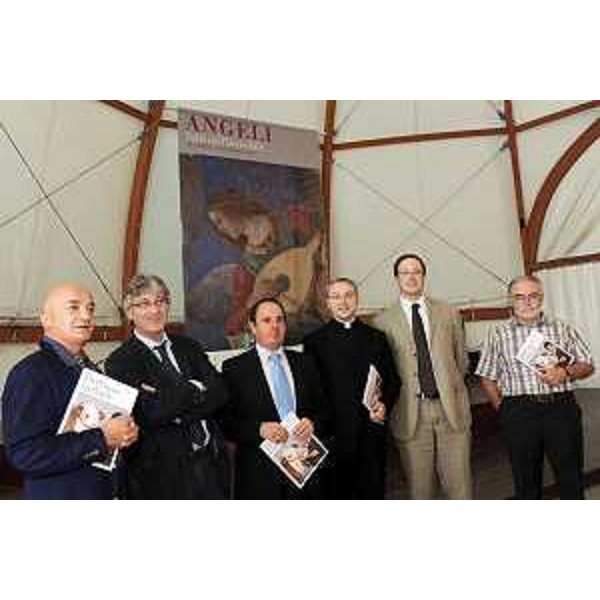 Renzo Tondo (Presidente della Regione Friuli Venezia Giulia) e Claudio Violino (Assessore regionale Risorse agricole) con Gilberto Ganzer (direttore Civici Musei di Pordenone), don Alessio Geretti, Christian Romanin (direttore Tiere Furlane) ed Enos Costantini (curatore editoriale Tiere Furlane) durante la presentazione del quinto numero di "Tiere Furlane". (Illegio, 23/07/2010)