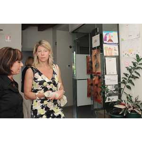 Federica Seganti (Assessore regionale Sicurezza) durante la sua visita al Centro Anti violenza sulle donne, insieme alla responsabile, dott.ssa Imma Tromba. (Trieste, 26/07/2010)