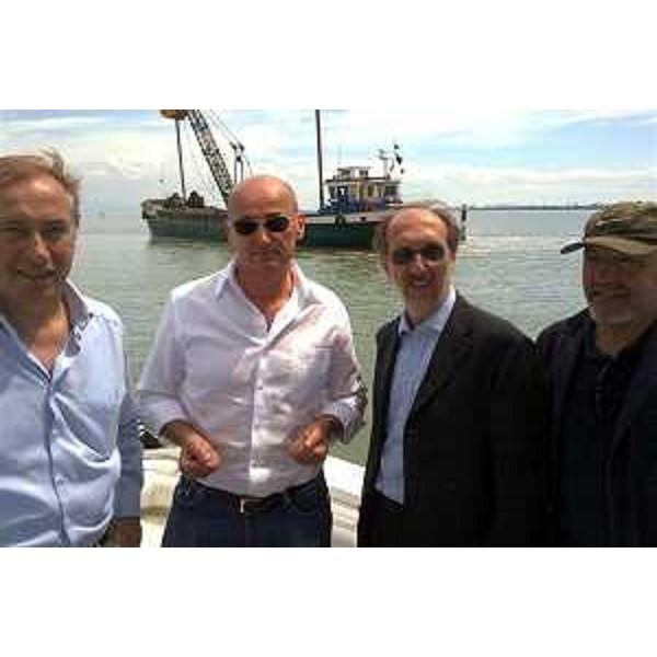Riccardo Riccardi (Assessore regionale Infrastrutture di trasporto) con i consiglieri regionali Paride Cargnelutti e Daniele Galasso e Gianni Menchini (commissario straordinario per l’emergenza della laguna di Grado e Marano) durante il sopralluogo ad Aprilia Marittima. (Aprilia Marittima, 26/07/2010)
