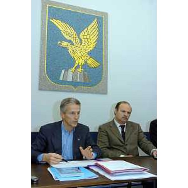 Riccardo Illy (Presidente Regione Friuli Venezia Giulia) e Gianfranco Moretton (Vicepresidente e Assessore regionale all'ambiente, lavori pubblici e protezione civile) con alle spalle lo stemma della Regione (30/12/2004)
