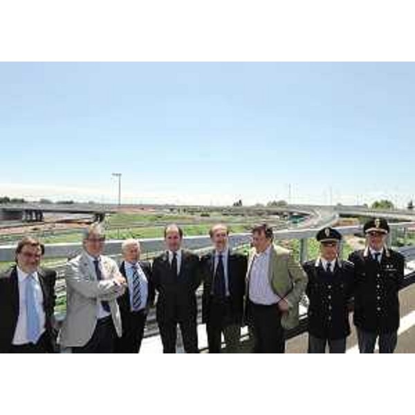 Renato Chisso (Assessore Viabilità Veneto), Renzo Tondo (Presidente Friuli Venezia Giulia), Emilio Terpin (Presidente Autovie Venete), Luca Zaia (Presidente Veneto), Riccardo Riccardi (Assessore Viabilità Friuli Venezia Giulia) e Giorgio Santuz (Consigliere Autovie Venete) all' "apertura tecnica" della A28. (Porcia 30/07/10)