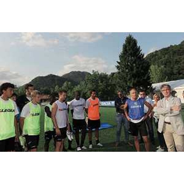 Renzo Tondo (Presidente Friuli Venezia Giulia) sul campo di Imponzo saluta i giocatori dell'Udinese calcio e l'allenatore Francesco Guidolin. (Imponzo 02/08/10)