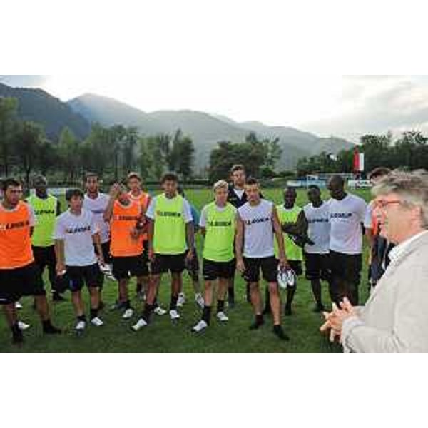 Renzo Tondo (Presidente Friuli Venezia Giulia) sul campo di Imponzo saluta i giocatori dell'Udinese calcio. (Imponzo 02/08/10)