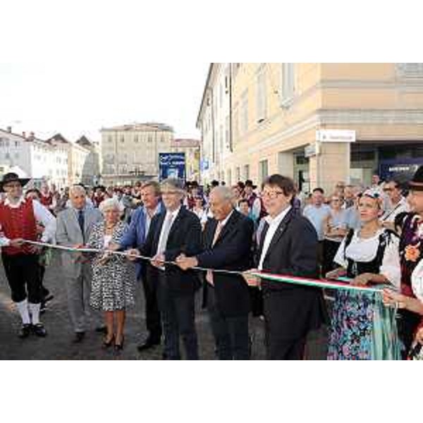 Renzo Tondo (Presidente Friuli Venezia Giulia), Ettore Romoli (Sindaco Gorizia) ed Enrico Gherghetta (Presidente Provincia Gorizia) all'inaugurazione delle opere di abbellimento urbano e della pedonalizzazione di una parte importante del centro storico a Gorizia. (Gorizia 04/08/10)