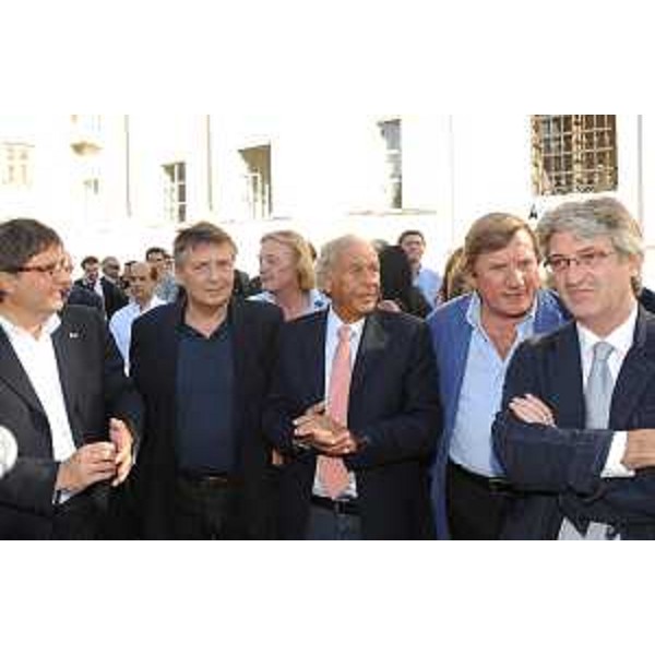 Enrico Gherghetta (Presidente Provincia Gorizia), Antonio Devetag (Assessore Comune Gorizia), Ettore Romoli (Sindaco Gorizia), Giorgio Brandolin (Consigliere regionale) e Renzo Tondo (Presidente Friuli Venezia Giulia) nel corso dell'inaugurazione delle opere di abbellimento urbano e della pedonalizzazione di una parte importante del centro storico a Gorizia. (Gorizia 04/08/10)