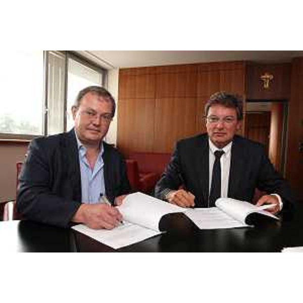 Andrea Garlatti (Assessore regionale Funzione pubblica) e Giovanni Da Pozzo (Presidente CCIAA Udine) alla firma dell'accordo tra Regione e Camera di Commercio udinese per l'ampliamento dei servizi erogabili con la tessera sanitaria alle imprese. (Udine 05/08/10)