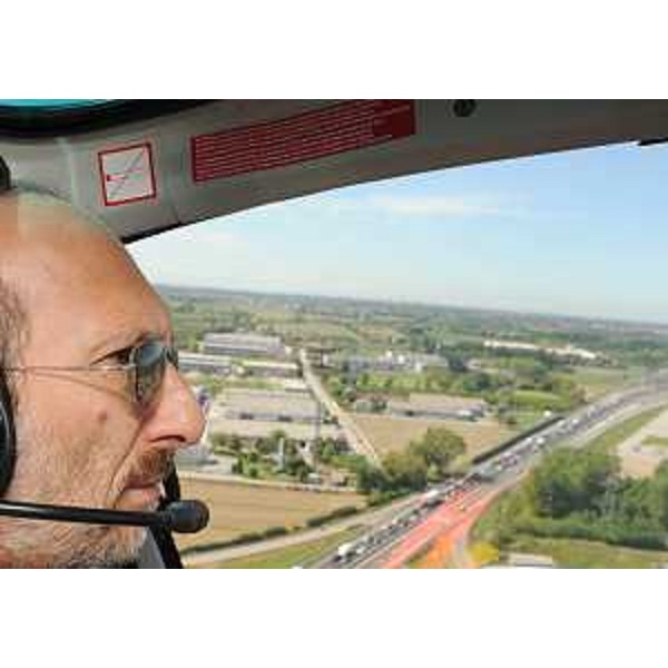 Riccardo Riccardi (Vicecommissario Autostrada A4 e Assessore regionale Viabilità e Trasporti) nel corso del sorvolo in elicottero sulla rete autostradale di Autovie Venete. (07/08/10)