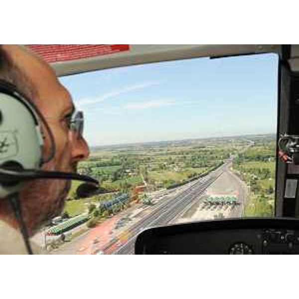 Riccardo Riccardi (Vicecommissario Autostrada A4 e Assessore regionale Viabilità e Trasporti) nel corso del sorvolo in elicottero sulla rete autostradale di Autovie Venete. (07/08/10)