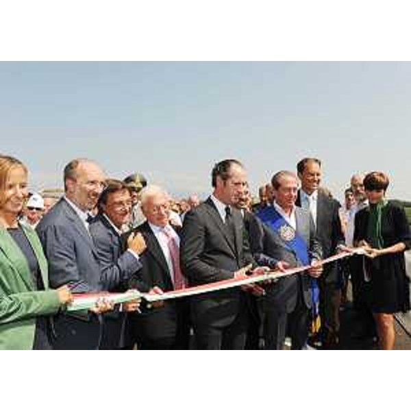 Riccardo Riccardi (Assessore Viabilità e Trasporti Friuli Venezia Giulia), Renato Chisso (Assessore Viabilità e Trasporti Veneto), Emilio Terpin (Presidente Autovie Venete), Luca Zaia (Presidente Veneto), Leonardo Muraro (Presidente Provincia Treviso) e Luca Ciriani (Vicepresidente Friuli Venezia Giulia) all'inaugurazione della variante alla SP 41 di Pianzano. (Godega di Sant'Urbano 23/08/10)