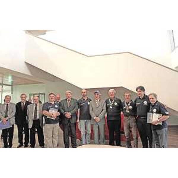 Renzo Tondo (Presidente Friuli Venezia Giulia) ed Elio De Anna (Assessore regionale Sport) con atleti cardiotrapiantati di ritorno dai tredicesimi "EHLT Games", Giochi Europei per Trapiantati di Cuore e Polmone, svoltisi in Svezia, nella sede regionale di Udine. (Udine 02/09/10)