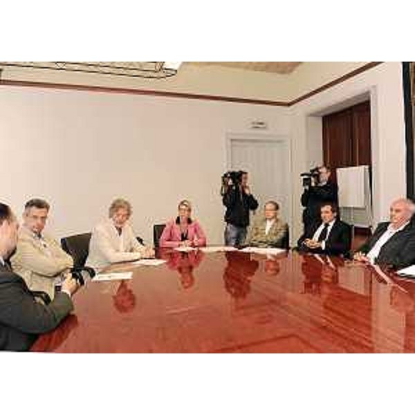 Federica Seganti (Assessore regionale Sicurezza) al tavolo di proposta del protocollo per la risoluzione del problema dei furti nei cantieri edili pubblici e privati della regione. (Trieste 06/09/10)
