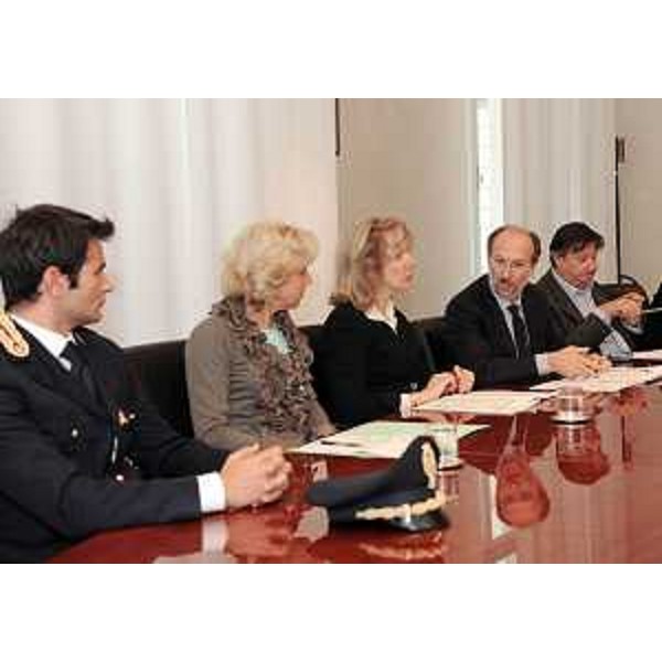 Alessandro De Ruosi (Commissario capo Polstrada FVG), Laura Tamburini (Ufficio scolastico regionale), Daniela Beltrame (Direttore Ufficio scolastico regionale), Riccardo Riccardi (Assessore regionale Viabilità e Trasporti) e Giorgio Santuz (Presidente FVG Strade) alla conferenza stampa di presentazione del progetto "SicuraMENTE", nella sede della Regione. (Trieste 07/09/10)