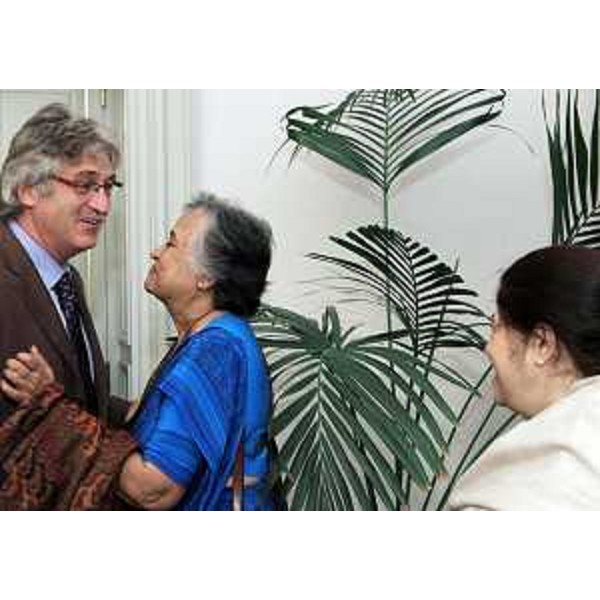 Renzo Tondo (Presidente Friuli Venezia Giulia) saluta Neena Macedo (Presidente Associazione Delhi Council for Child Welfare, India) nella sede della Regione. (Trieste 07/09/10)